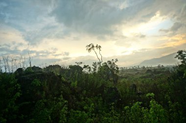 İjen dağ yamacının kendine has bir cazibesi ve serin bir atmosferi var. Ayrıca dağın altında uzanan güzel manzaranın yanı sıra..