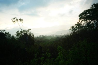 İjen dağ yamacının kendine has bir cazibesi ve serin bir atmosferi var. Ayrıca dağın altında uzanan güzel manzaranın yanı sıra..