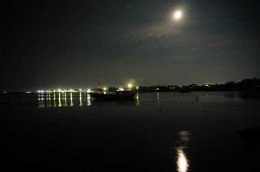 Geleneksel balıkçı tekneleri hala geleneksel balıkçılık malzemeleri kullanıyor, bu tekne deniz suyuna dayanıklı ahşaptan yapılmıştır. Balıkçı tekneleri kıyıya yanaştı..