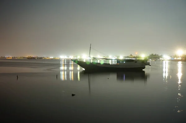 Traditionele Vissersboot Die Nog Steeds Gebruik Maakt Van Traditionele Visuitrusting — Stockfoto