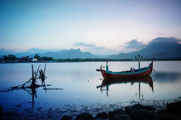 Geleneksel balıkçı tekneleri hala geleneksel balıkçılık malzemeleri kullanıyor, bu tekne deniz suyuna dayanıklı ahşaptan yapılmıştır. Balıkçı tekneleri kıyıya yanaştı..