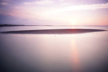 Günbatımı ve gündoğumu doğanın güzelliğidir. Gecenin sonunda ve akşam gökyüzüne mükemmel bir renk verir. Böylece bulutlar güzel görünür..