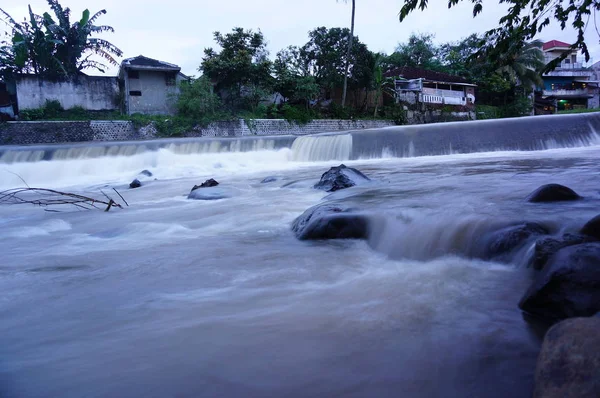 Ríos Con Flujo Bastante Abundante Fuentes Agua Las Montañas Tienen —  Fotos de Stock