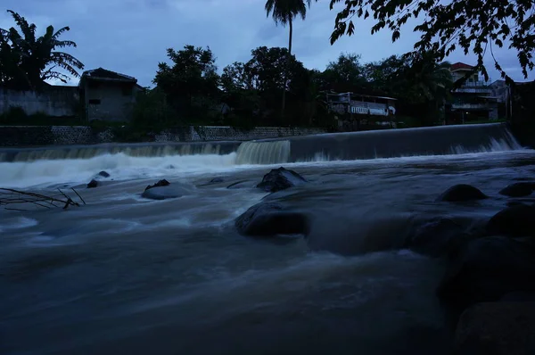 Ríos Con Flujo Bastante Abundante Fuentes Agua Las Montañas Tienen —  Fotos de Stock