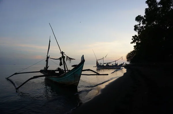 Kapal Nelayan Tradisional Yang Masih Menggunakan Peralatan Memancing Tradisional Perahu — Stok Foto
