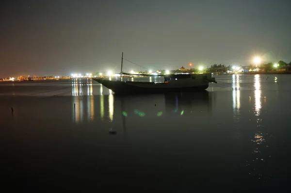 传统的渔船仍然使用传统的渔具 这只船是由耐海水的木材制成的 渔船停泊在海滨 — 图库照片