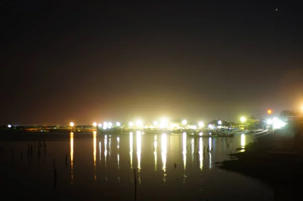 海岸是陆地和海洋在夜间的交汇处 海水开始涨潮时平静 — 图库照片