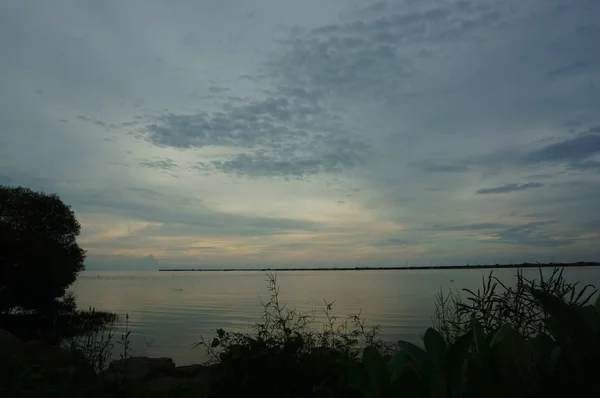 Akşamüstü kumsalda sular çekildiğinde