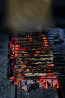 Geleneksel Cava baharatlı tipik bir Java yemeği haline gelmek için balık yakma süreci takımadanın lezzetli ızgara balıklarını üretir.