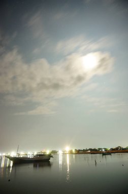 Denizde balıkçı teknesi