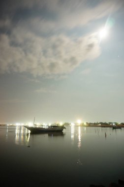 Denizde balıkçı teknesi