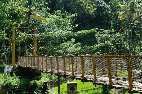 Jembatan Gantung Yang Masih Terbuat Dari Kayu Dan Sebuah Stand — Stok Foto