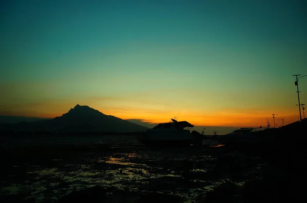 Günbatımı ve gündoğumu doğanın güzelliğidir. Gecenin sonunda ve akşam gökyüzüne mükemmel bir renk verir. Böylece bulutlar güzel görünür..