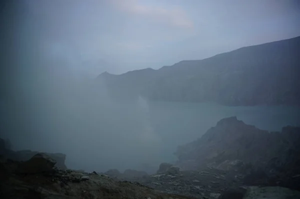 İjen Krateri, Ijen Dağı 'nın tepesinde 200 metre derinliğinde ve kraterin 5466 hektara ulaşan bir alanı bulunan asitli bir krater gölüdür..