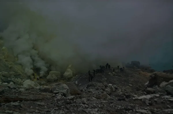 Jen Krateri Ijen Dağı Nın Tepesinde 200 Metre Derinliğinde Kraterin — Stok fotoğraf