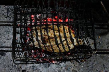 Kömürden ızgara balık yapma ve takımadalardan lezzetli ızgara balıklar üretmek için geleneksel Java baharatlarıyla özel java yemekleri yapma süreci.