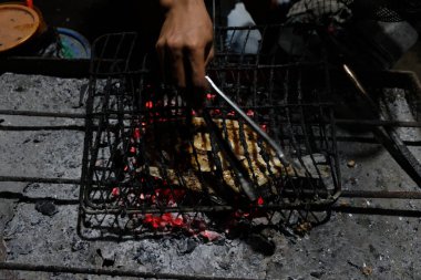 Kömürden ızgara balık yapma ve takımadalardan lezzetli ızgara balıklar üretmek için geleneksel Java baharatlarıyla özel java yemekleri yapma süreci.