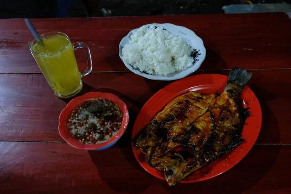 Javanische Spezialitäten Mit Traditionellen Javanischen Gewürzen Schmackhaften Gegrillten Fisch Aus — Stockfoto