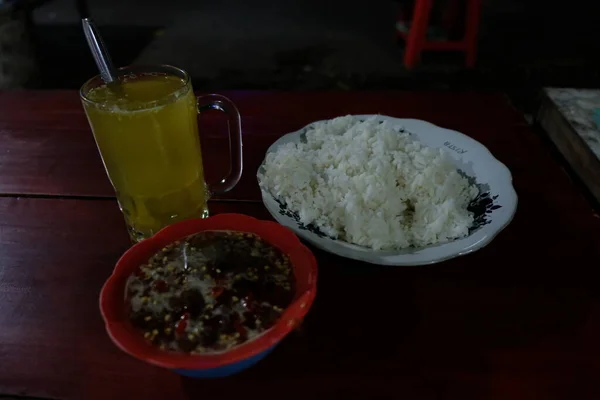 제도에서 맛있는 생선을 생산하기 전통적 향신료를 곁들인 — 스톡 사진