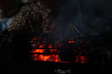 Kömürden ızgara balık yapma ve takımadalardan lezzetli ızgara balıklar üretmek için geleneksel Java baharatlarıyla özel java yemekleri yapma süreci.
