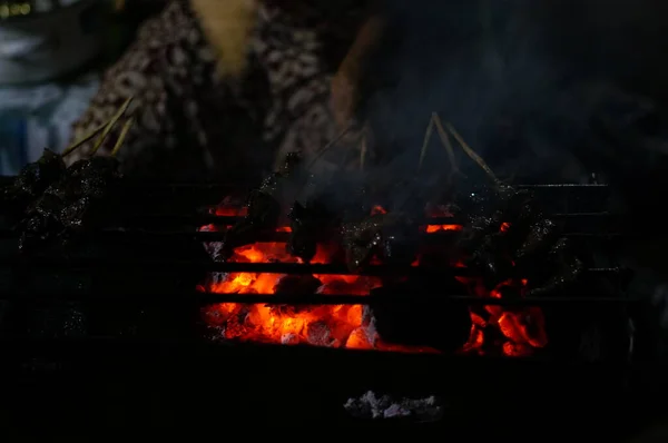 숯에서 사용하여 생선을 만드는 전통적 양념을 곁들인 자바섬의 도에서 맛있는 — 스톡 사진