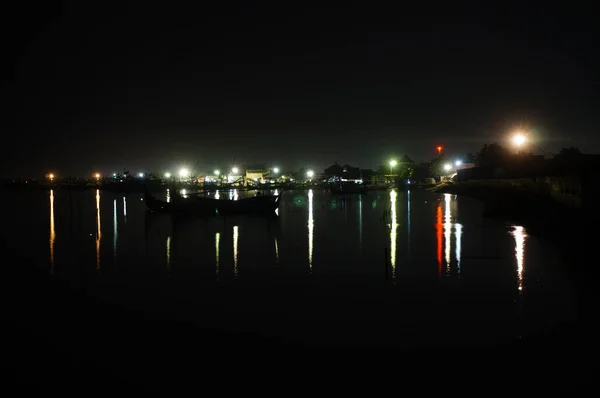 海岸是陆地和海洋在夜间的交汇处 海水开始涨潮时平静 — 图库照片