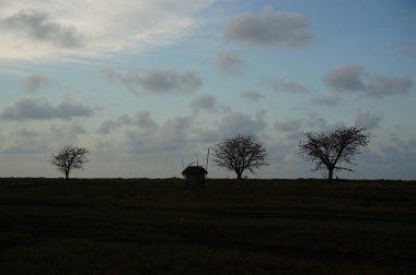 Günbatımı ve gündoğumu doğanın güzelliğidir. Gecenin sonunda ve akşam gökyüzüne mükemmel bir renk verir. Böylece bulutlar güzel görünür.