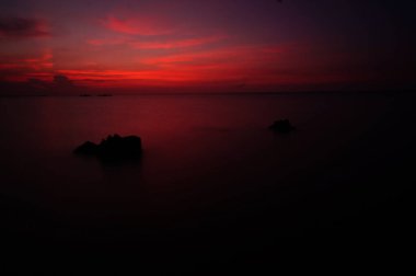 Günbatımı ve gündoğumu doğanın güzelliğidir. Gecenin sonunda ve akşam gökyüzüne mükemmel bir renk verir. Böylece bulutlar güzel görünür.