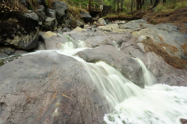 Río Kalipait Río Que Contiene Azufre Origina Flujo Agua Del — Foto de Stock