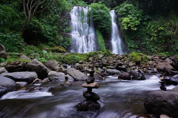 Jagir瀑布是个放松的好地方瀑布 Waterfall 是水流穿过岩石层 经历侵蚀并从高处坠落的地质形态 — 图库照片