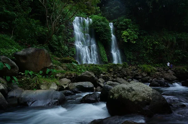 Jagir瀑布是个放松的好地方瀑布 Waterfall 是水流穿过岩石层 经历侵蚀并从高处坠落的地质形态 — 图库照片