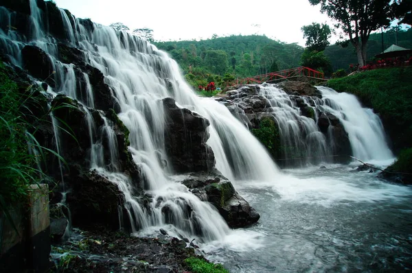 白拉万瀑布座落在伊更山地区 是邦多沃索地区的旅游胜地之一 清澈清澈的海水 凉爽的空气使游客们可以轻松地游览 — 图库照片