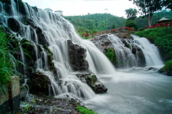 白拉万瀑布座落在伊更山地区 是邦多沃索地区的旅游胜地之一 清澈清澈的海水 凉爽的空气使游客们可以轻松地游览 — 图库照片