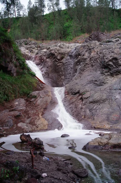 Kalipait河是一条含硫河流 发源于Ijen Crater水流 Kalipait河瀑布也是Ijen山经常光顾的旅游胜地之一 — 图库照片