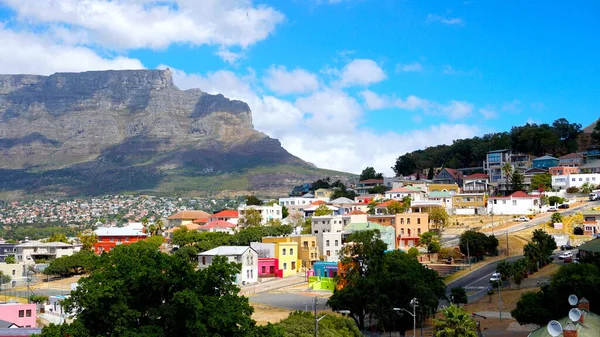 Güneşli bir günde Bo-Kaap ya da Malay 'dan çok güzel bir manzara. Arka planda Masa Dağı var. Cape Town, Afrika 'da ünlü bir seyahat merkezidir. Canlı renkler filtrelendi. Şubat 2020