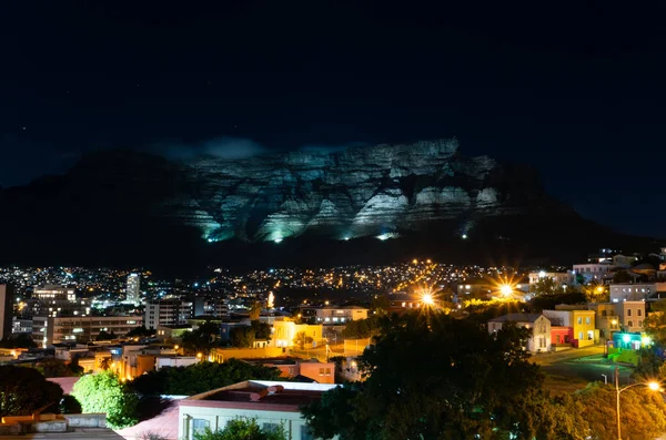 Bo-Kaap ya da Malay Quarter 'dan Masa Dağı' nın kenarında ışıklandırmalı muhteşem bir gece manzarası. Fotoğraf filtreli film tahılları. Şubat 2020