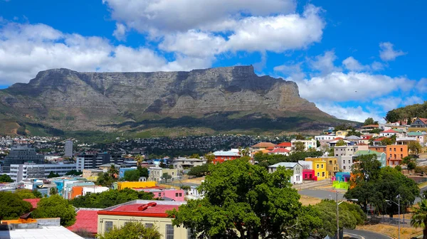 Güneşli bir günde Bo-Kaap ya da Malay 'dan çok güzel bir manzara. Arka planda Masa Dağı var. Cape Town, Afrika 'da ünlü bir seyahat merkezidir. Canlı renkler filtrelendi. Şubat 2020