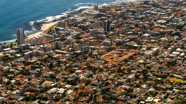 Lion 'un tepesinden Cape Town şehrine. Seçici odaklanma. Cape Town, Afrika 'da ünlü bir seyahat merkezidir. Şubat 2020