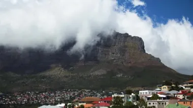 Bulutlu bir günde Bo-Kaap ya da Malay Quarter bölgesinden Masa Dağı 'na bakın. Bu Cape Town 'da eşsiz bir dönüm noktasıdır.. 