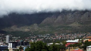 Bulutlu bir günde Bo-Kaap ya da Malay Quarter bölgesinden Masa Dağı 'na bakın. Bu Cape Town 'da eşsiz bir dönüm noktasıdır.. 
