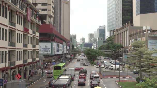 Um close de uma rua movimentada da cidade — Vídeo de Stock