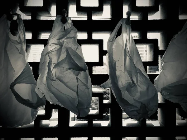 İpte asılı plastik torbalar 