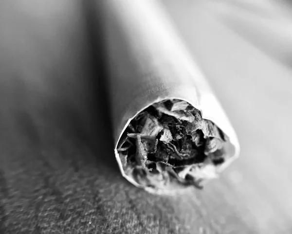 Sigaranın makro fotoğrafçılığı, sigaranın içindeki tütüne odaklanma.