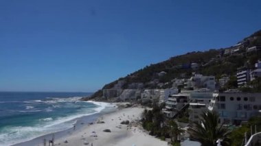 Clifton sahil manzarası ve Cape Town, Güney Afrika 'daki sahil binaları