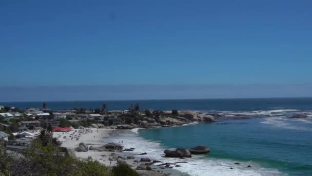 Όμορφη μέρα στην παραλία Clifton στο Κέιπ Τάουν, Νότια Αφρική — Αρχείο Βίντεο