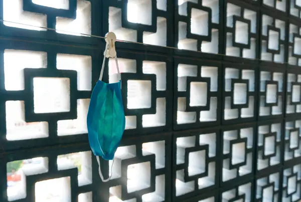 Tıbbi maske ipte sallanıyor. Coronavirus konsepti 