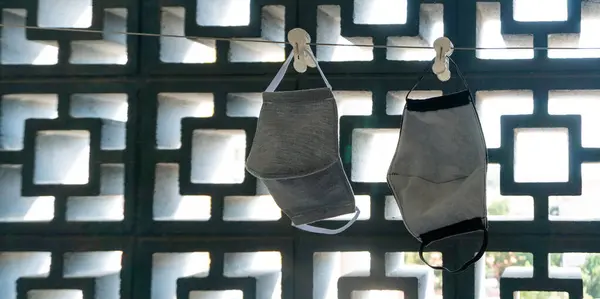 Pamuk Surat 'ın koruyucu maskeleri ipte sallanıyor. Ev yapımı Coronavirus konsepti 