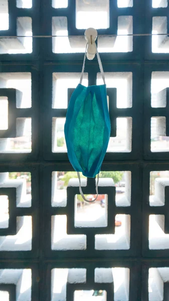 Koruyucu maske ipte sallanıyor. Coronavirus konsepti 