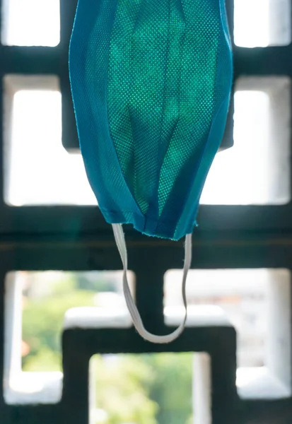 Tıbbi maske asma Coronavirüs konsepti 