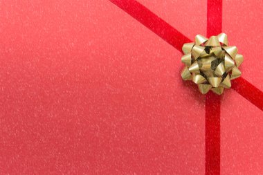 Kırmızı şenlikli arka planda altın fiyonk